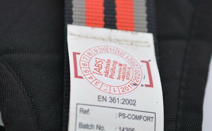 Detailed image showing the special label certifying that our ABS Comfort safety harness has been tested in line with the provisions